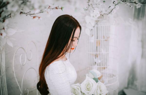 《闻溪洛卿凰》女帝带回来个穿越男，君后殿下登基了完结版免费阅读