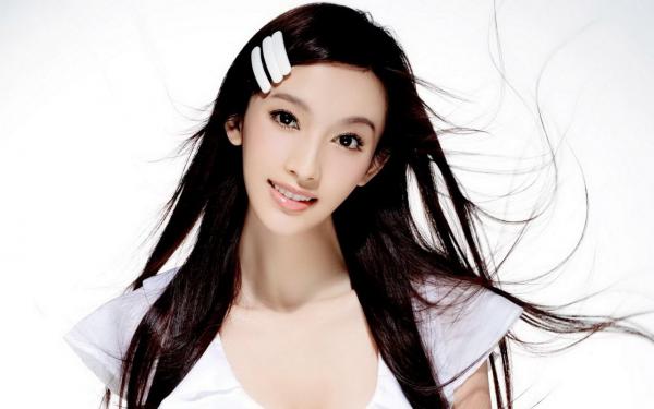 《闻溪洛卿凰》女帝带回来个穿越男，君后殿下登基了全本在线阅读
